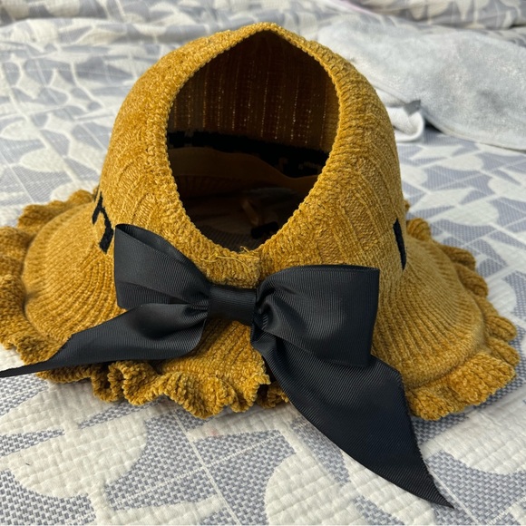 Accessories - Elegant Women's Hat with Black Bow